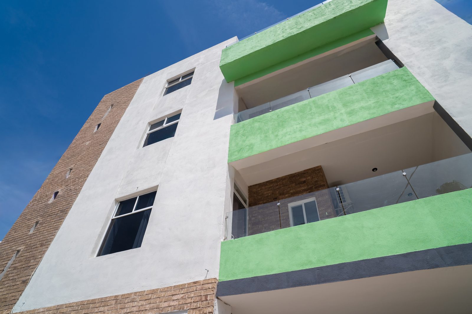Santa Elena 400 — fachada balcones
