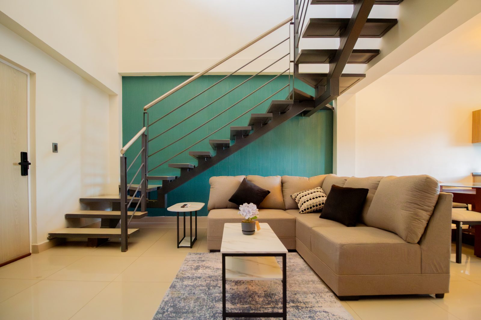 Penthouse — sala con escalera